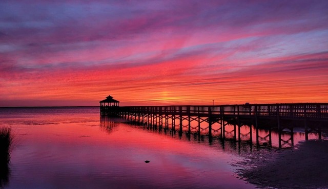 Bright and sunny family friendly cottage, 2 minutes to beach, Sound view sunsets