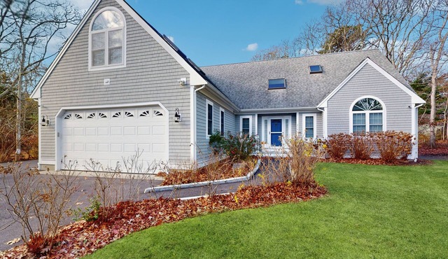 Bright coastal home close to the beach with deck, yard, AC & outdoor shower