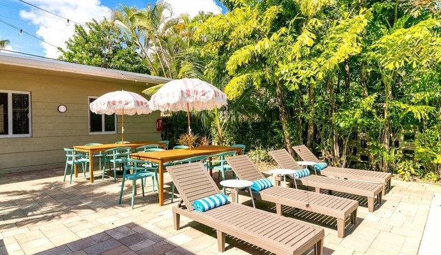 BRiGHT Lush 2BR/w Pool