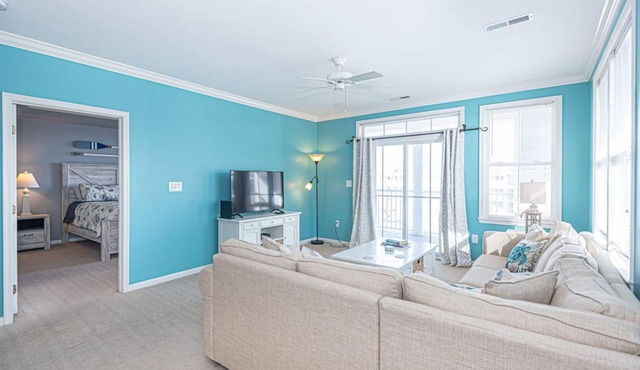 Bright, modern 3-bedroom luxury condo in gated community, free WiFi, private bayside beaches, an indoor and outdoor pool, and more located midtown and a couple blocks to the ocean!