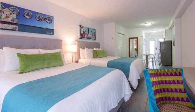 Bright & Sunny Junior Suite with Pool Near North Beach Miami