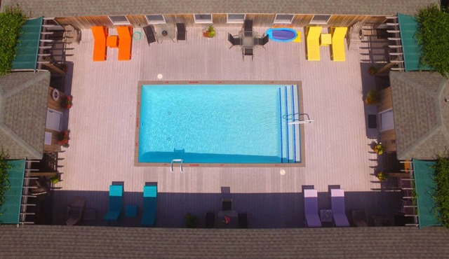 Cabana II: Perfect getaway for two that offers a shared pool