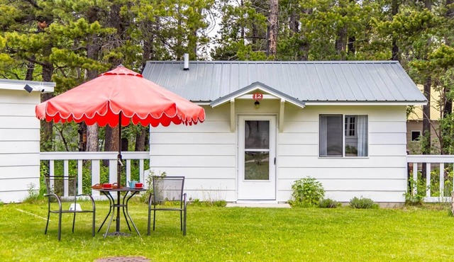 Cabin w/Double Queen. Jacobson's Cottages #12