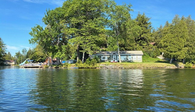 CAMP OASIS. Beautiful 3 bedroom waterfront cottage on a peninsula with AC