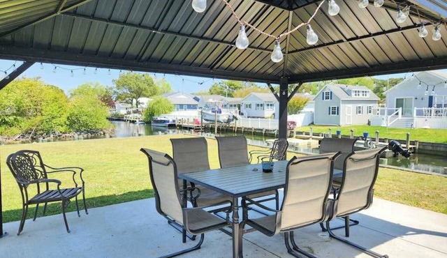 Canal-front home with fast WiFi, central ac, and private dock