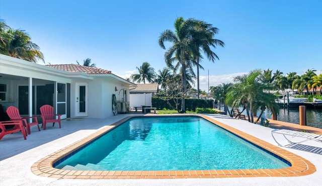 Canal Side 3 BR Villa W/Heated Pool 5 min to Pier