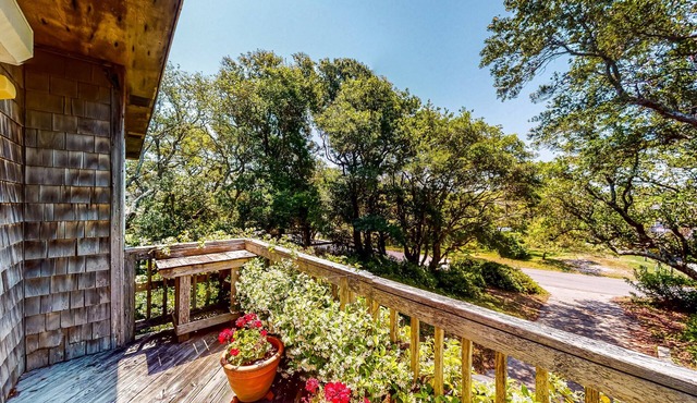 Canalfront home with a deck, sound access, central AC, WiFi, washer/dryer