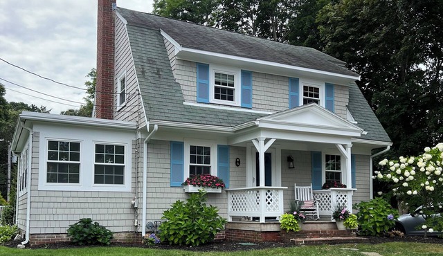 Cape cottage in Megansett village with walk to beach.
