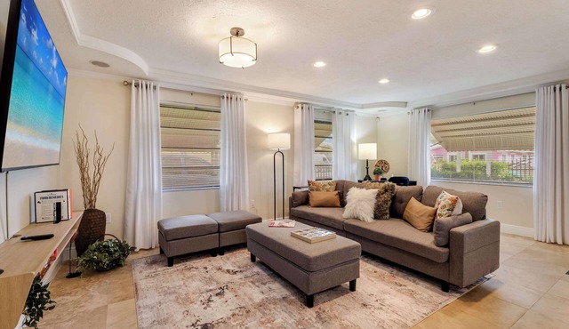 Casa Coral- Cozy Stay with Yard near Miami Stadium