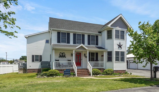 Casa del Mar | 5BR Chincoteague Home Walk to Shops, Outdoor Shower, Hot Tub, Grill & Pet Friendly