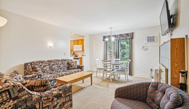 Cedarbrook Deluxe Two Bedroom Suite with outdoor heated pool 10708
