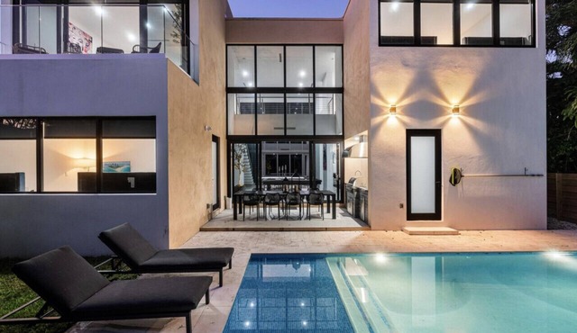 Central Miami Luxury Home, Heated Pool, Jacuzzi, Billiards, Grill