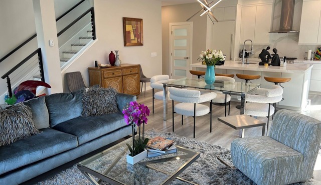 Central & Quiet Modern townhome 3 levels. 5 Min walk to townhall. Parking avail