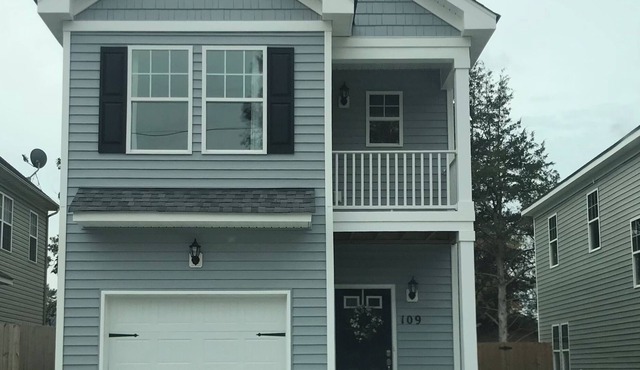 Centrally Located by Town Center, Virginia Beach!