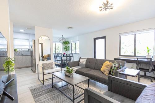 Centrally Located Modern 2bdr Home w Fast WiFi & Parking
