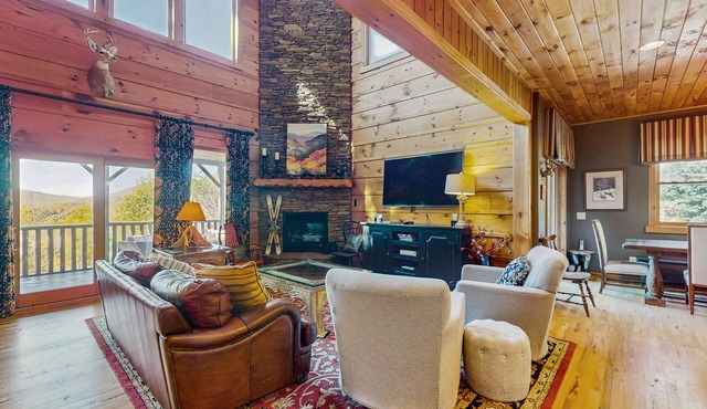 Centrally located upscale cabin with mountain views, pool table & dog-friendly!