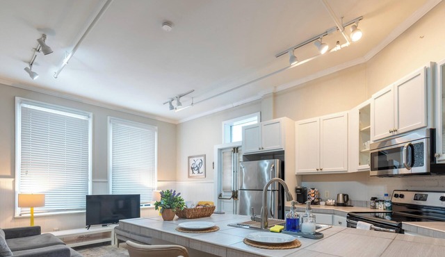 Charming 1BR Albany retreat w/parking & full kitchen, near MVP Arena, Washington Park & dining