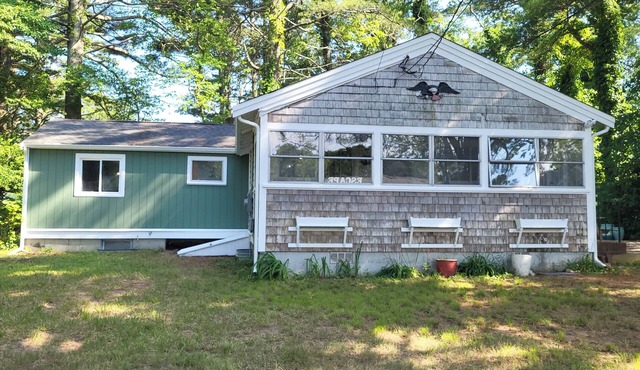 Charming 2 bed 2 bath cottage. sleeps 6. Beach, 7 min walk. WiFi, AC in Plymouth