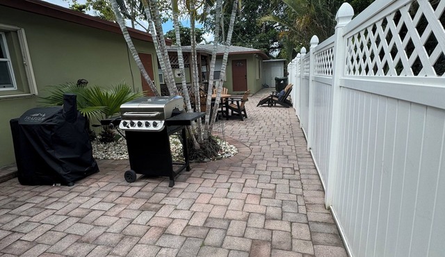 Charming 2-bedroom guest house in delightful Fort Lauderdale with WiFi, AC