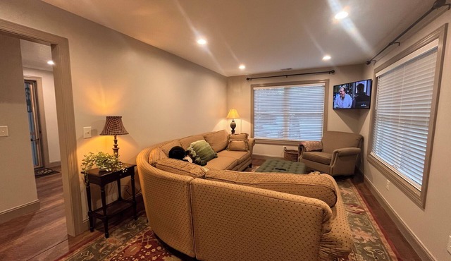 Charming 2-bedroom house in downtown West Jefferson! Amazing location!