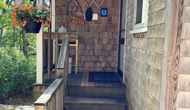 Charming 2-bedroom cottage on Truro Kettle Pond