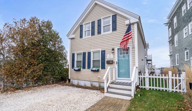 Charming 2-bedroom house in welcoming Swampscott with private beach