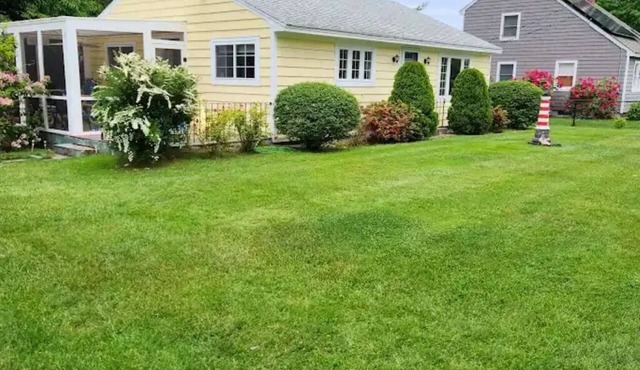 Charming 2-bedroom house in peaceful Ogunquit with AC and screened porch. in Ogunquit