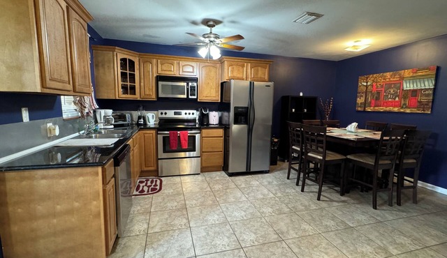 Charming 2-bedroom villa with WiFi and AC in cool Hollywood