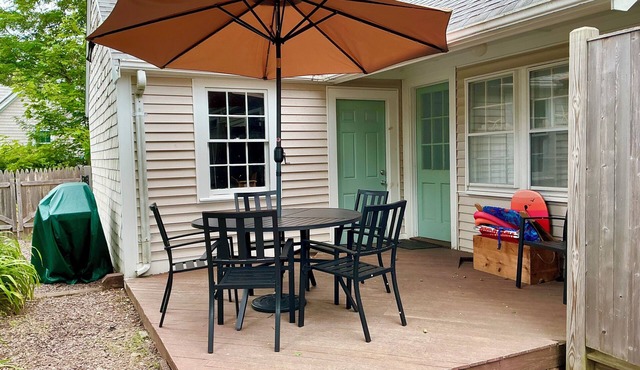 CHARMING 3 BEDROOM, 2 BATH, PET FRIENDLY HOUSE-A/C-BEACH PASS INCLUDED