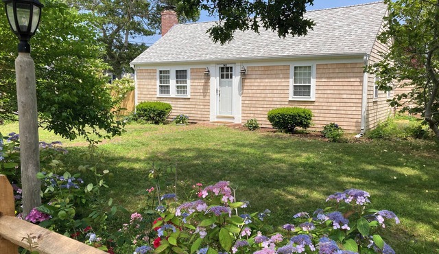 Charming 3 bedroom & 3 full bath house in S. Yarmouth with AC - walk to beach!