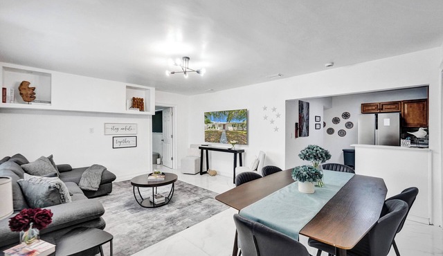 Charming 3 bedroom getaway house in Hollywood