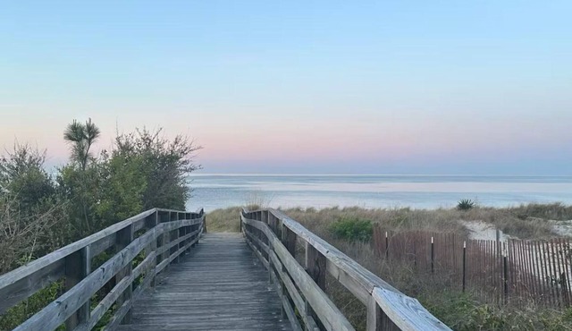 Charming 3-bedroom home a block from the beach!