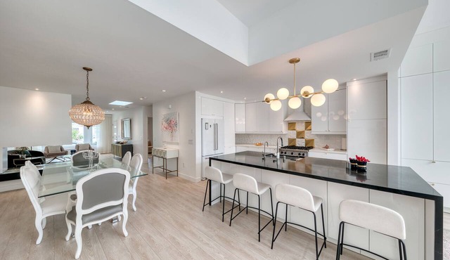 Charming 3-bedroom house in enchanting Los Angeles with WiFi, AC