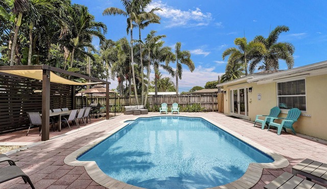 Charming 3 bedrooms house with heated pool & Grill