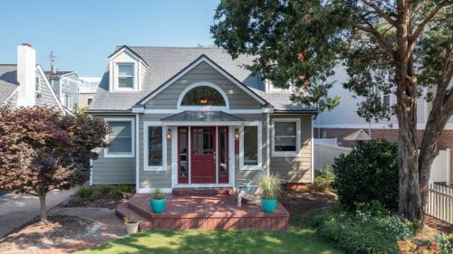 Charming 3 BR North End Beach Cottage One Block to the Beach Private Parking Private Backyard 1478