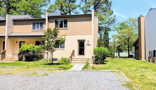 Charming 3BR Townhouse Near Beach, Pool. Porch, Bikes & More! Dog friendly.