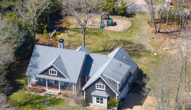 Charming 4-bedroom family home with WiFi and AC in Vineyard Haven.
