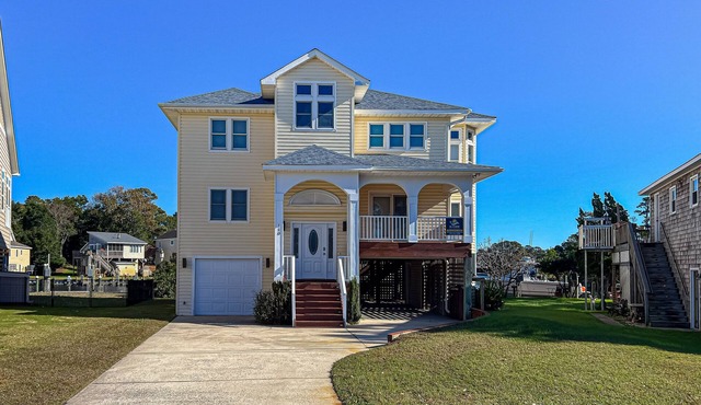 Charming 4BR waterfront home with Private Hot Tub