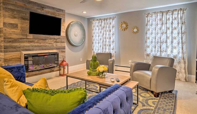 Charming Apt w/Patio: Walk to Downtown Albany