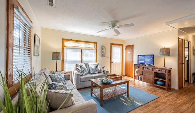 Charming beach cottage, 2 min. walk to the ocean! Pet friendly.