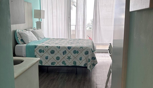 Charming boutique Hotel Room bed & breakfast in beautiful Fort Lauderdale