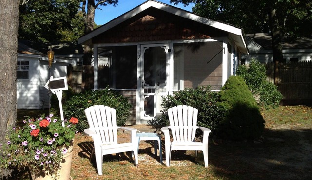 Charming Cabin for 2 w pool, 1mile to ocean, BBQ, Pet ok, walk to mini golf/food