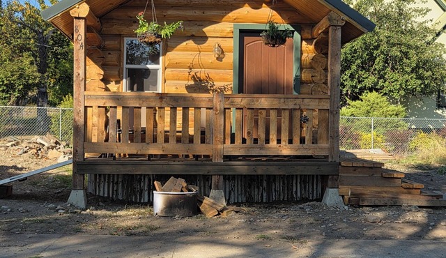 Charming cabin in delightful Thompson Falls with AC