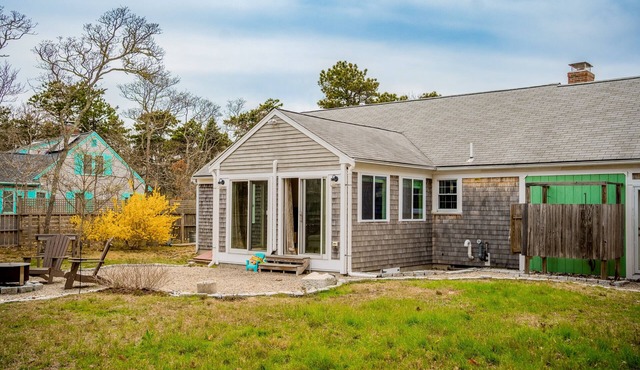 Charming cape home near beach, town, bike path & shops | Central AC