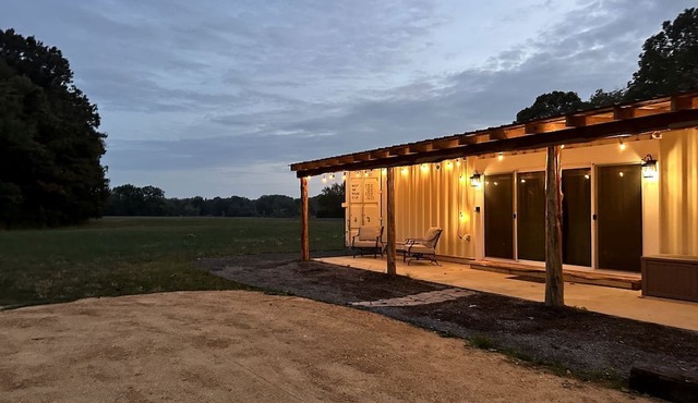 Charming Container Home with Hot Tub near Sardis Lake, Perfect for a Romantic Glamping Getaway in Sardis