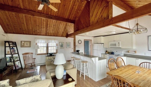 Charming cottage in Madaket Nantucket. Walking distance to beach and sunsets