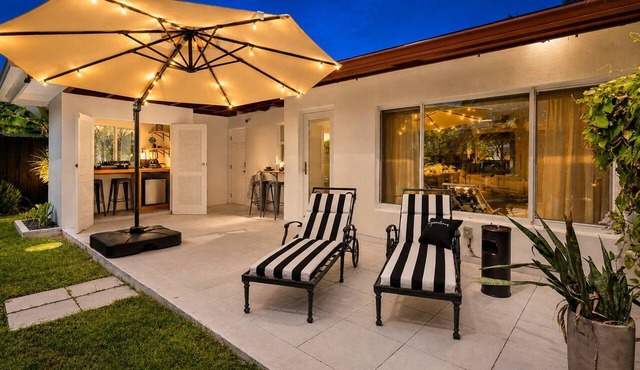 Charming Florida Oasis with Private Yard, Backyard Bar & Near Vibrant Hotspots