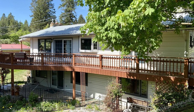 Charming Home walking distance to downtown Columbia Falls & the Flathead River