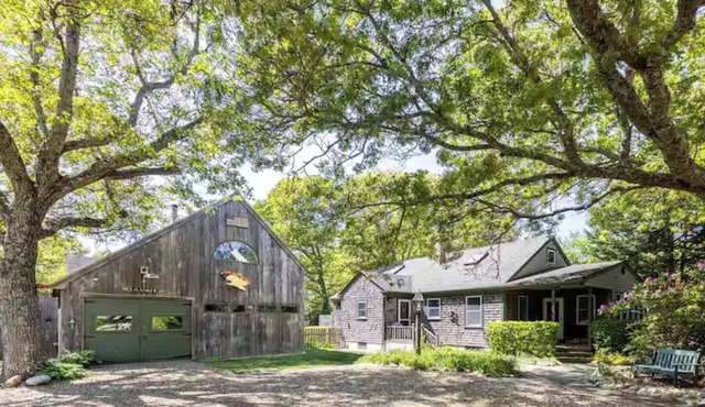 Charming Martha's Vineyard Cottage Minutes from the Beach