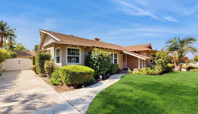 Charming Orange Circle home with patio, grill, & game room - near Disneyland